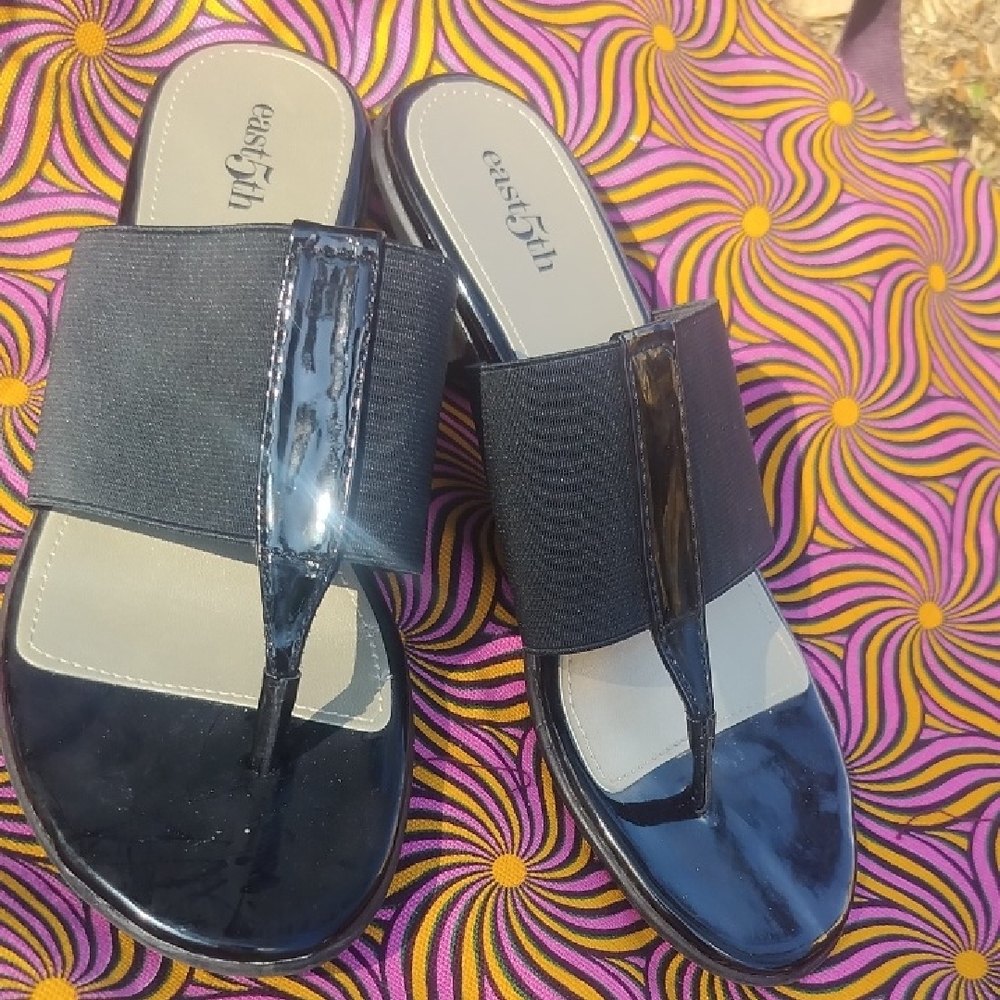East 5th Patent Leather Black Thong Sandals Size 8, Style Oyster